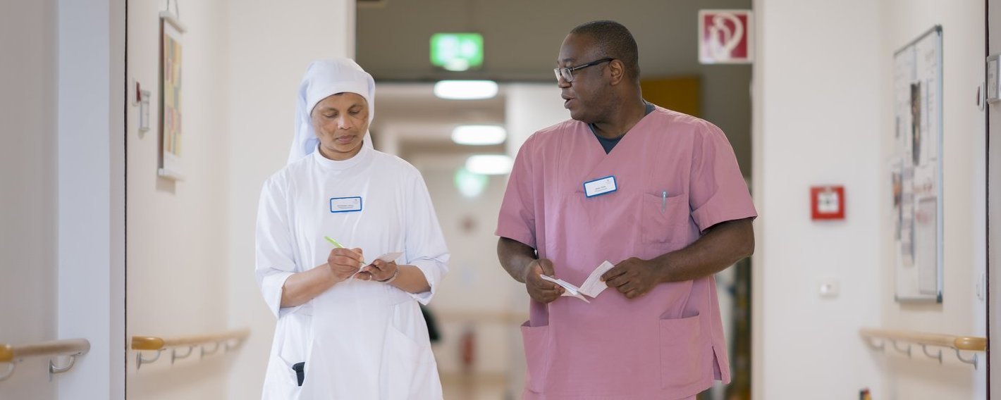 Zwei Mitarbeitende besprechen sich miteinander.