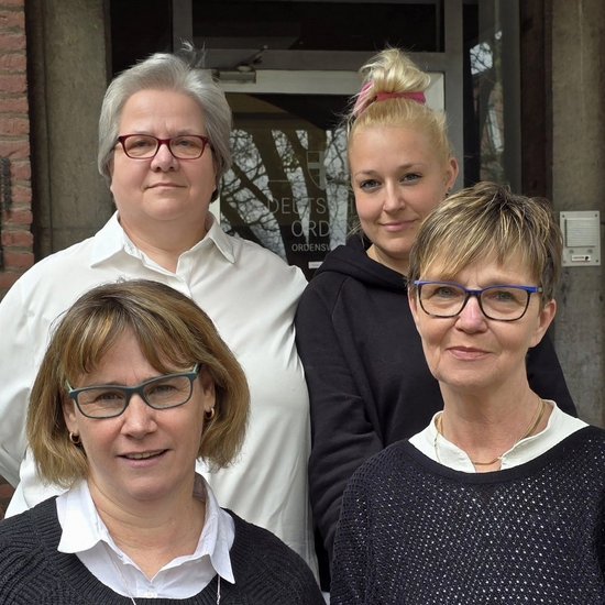 Die Mitglieder des Gewalt- & Missbrauchspräventionsteams lächeln in die Kamera.