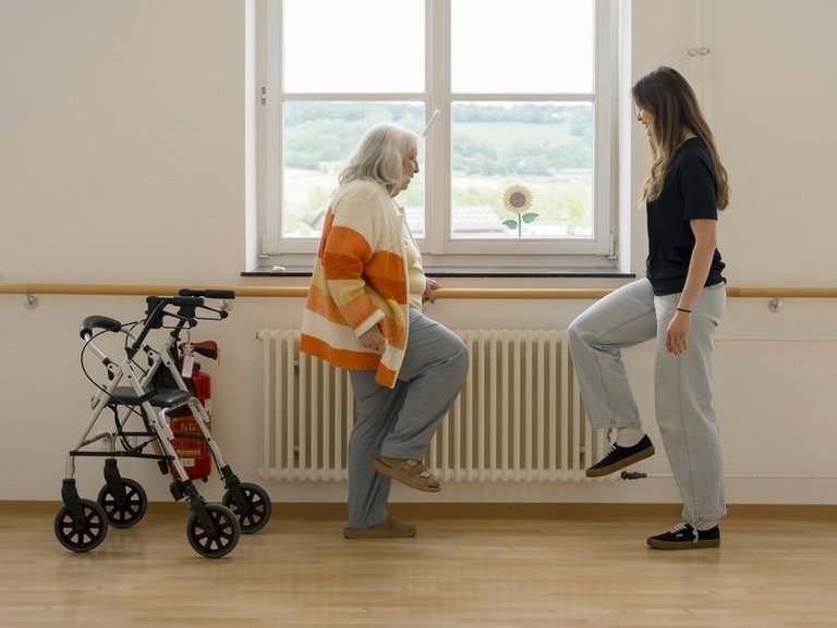 Eine Bewohnerin macht gemeinsam mit einer Mitarbeiterin des Hauses St. Raphael Gleichgewichtsübungen.